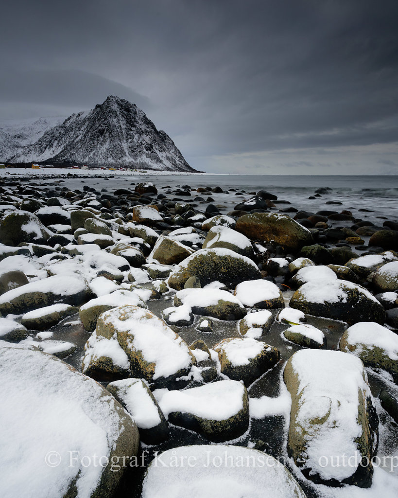 Rullestein stranda på Nøss  etter en snøbyge